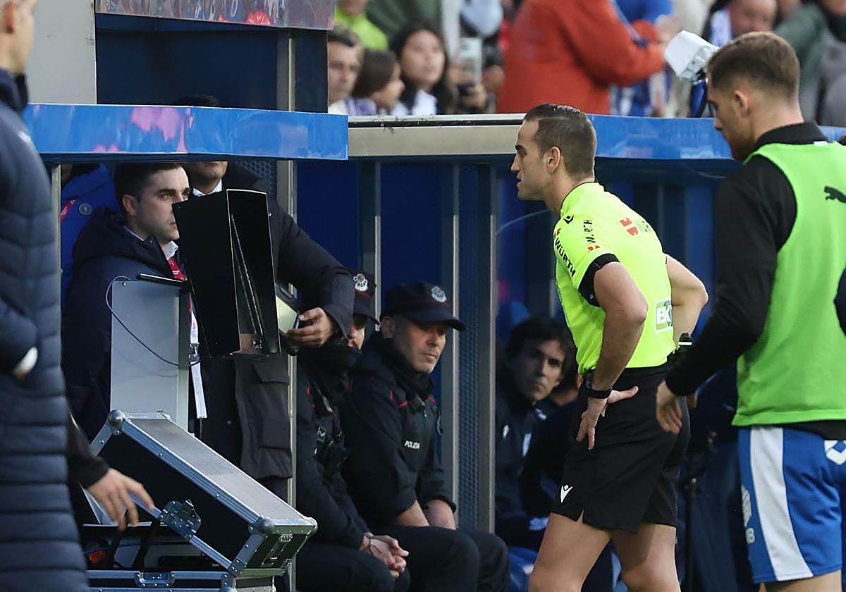 El diálogo del VAR en el penalti de Aritz contra el Alavés: «Estáis los dos de acuerdo, ¿no?»